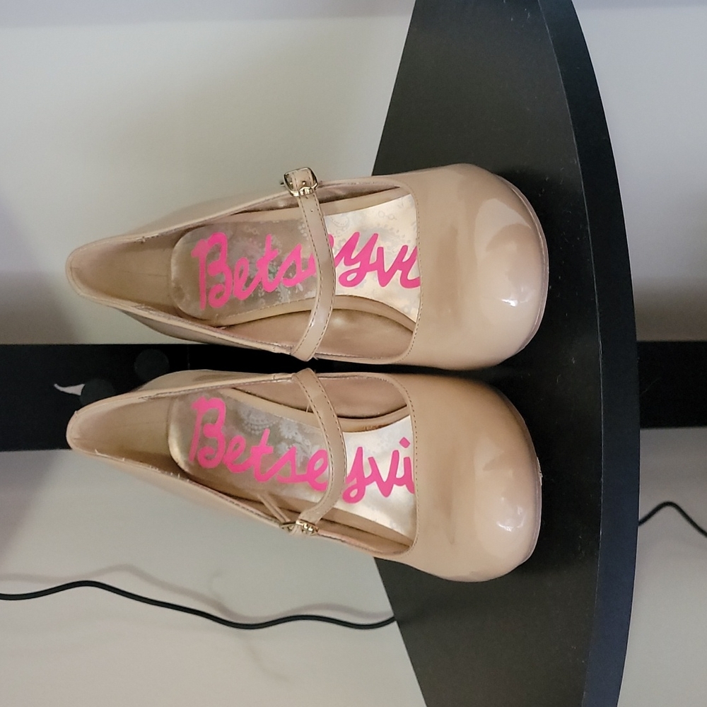 Tan 4 inch heels size 9M